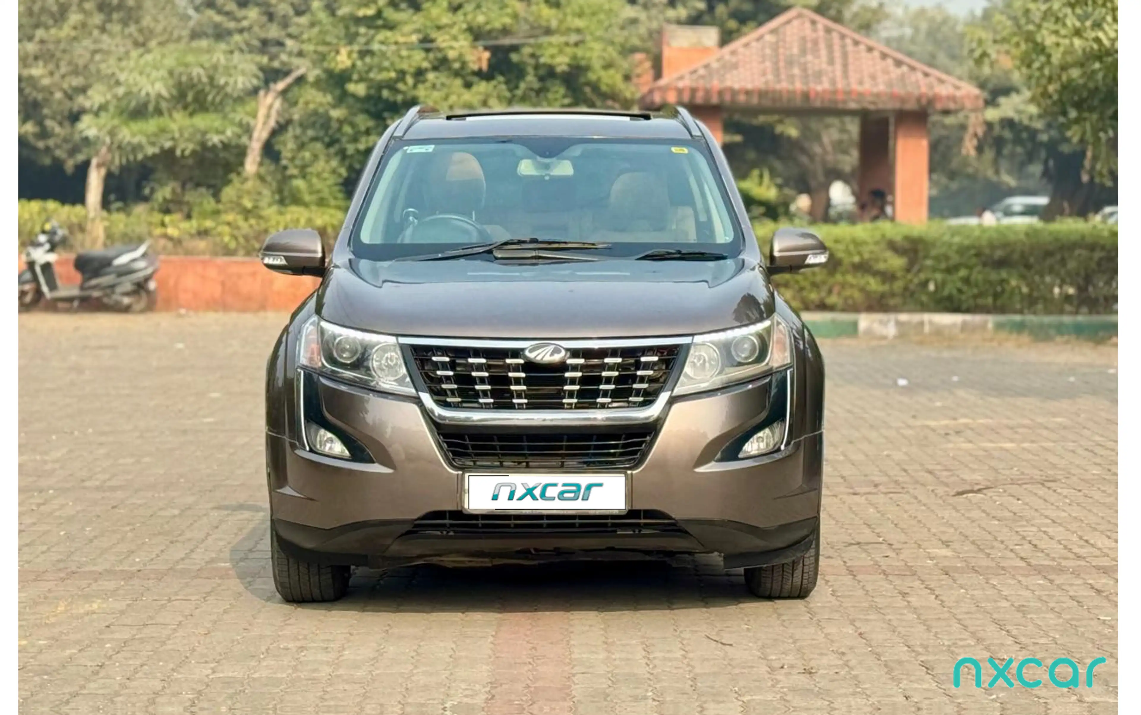 Used Mahindra xuv500 w9-at for sale on Nxcar