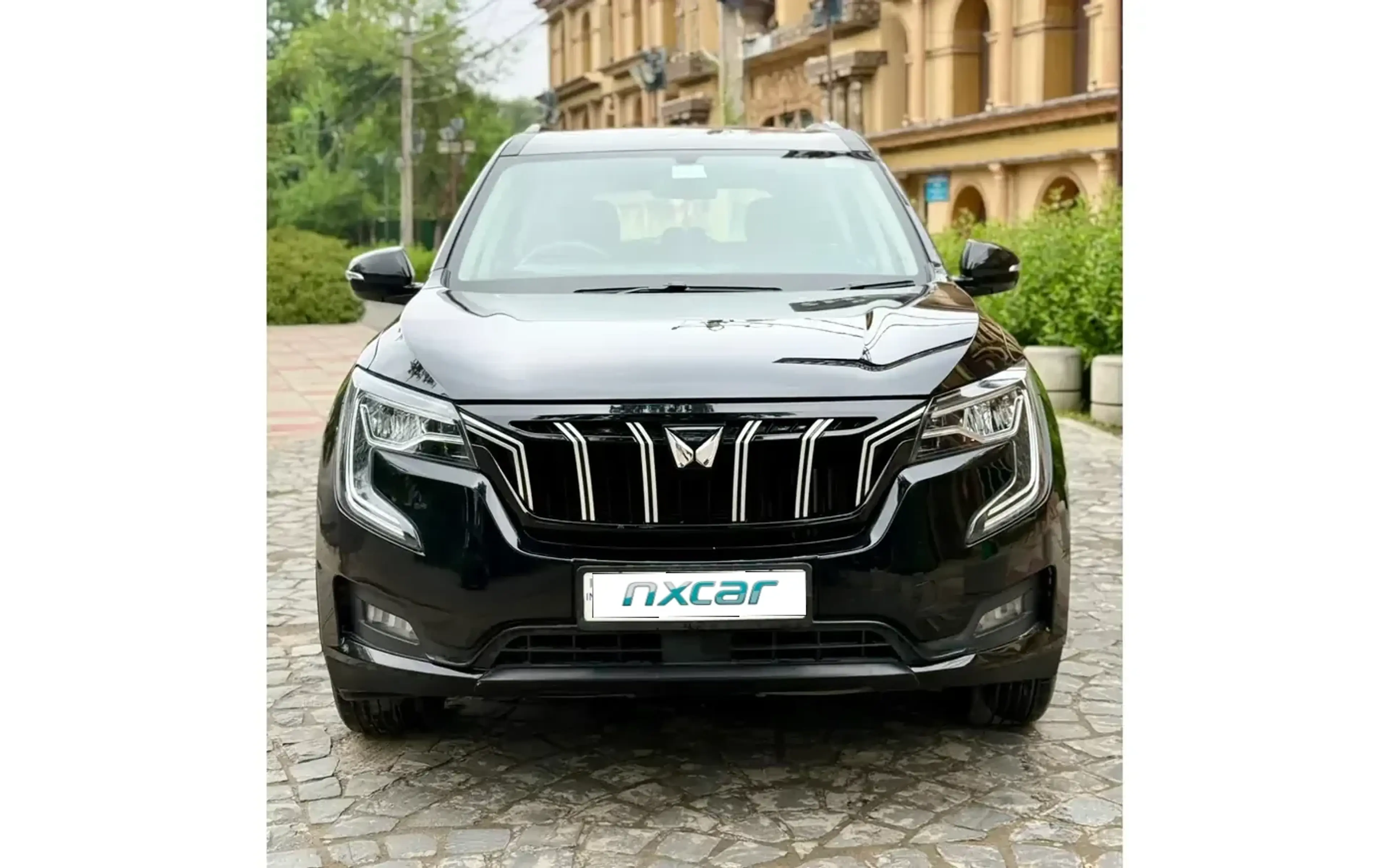 Used Mahindra xuv700 ax-7-petrol-at-7-str-2023-2024 for sale on Nxcar