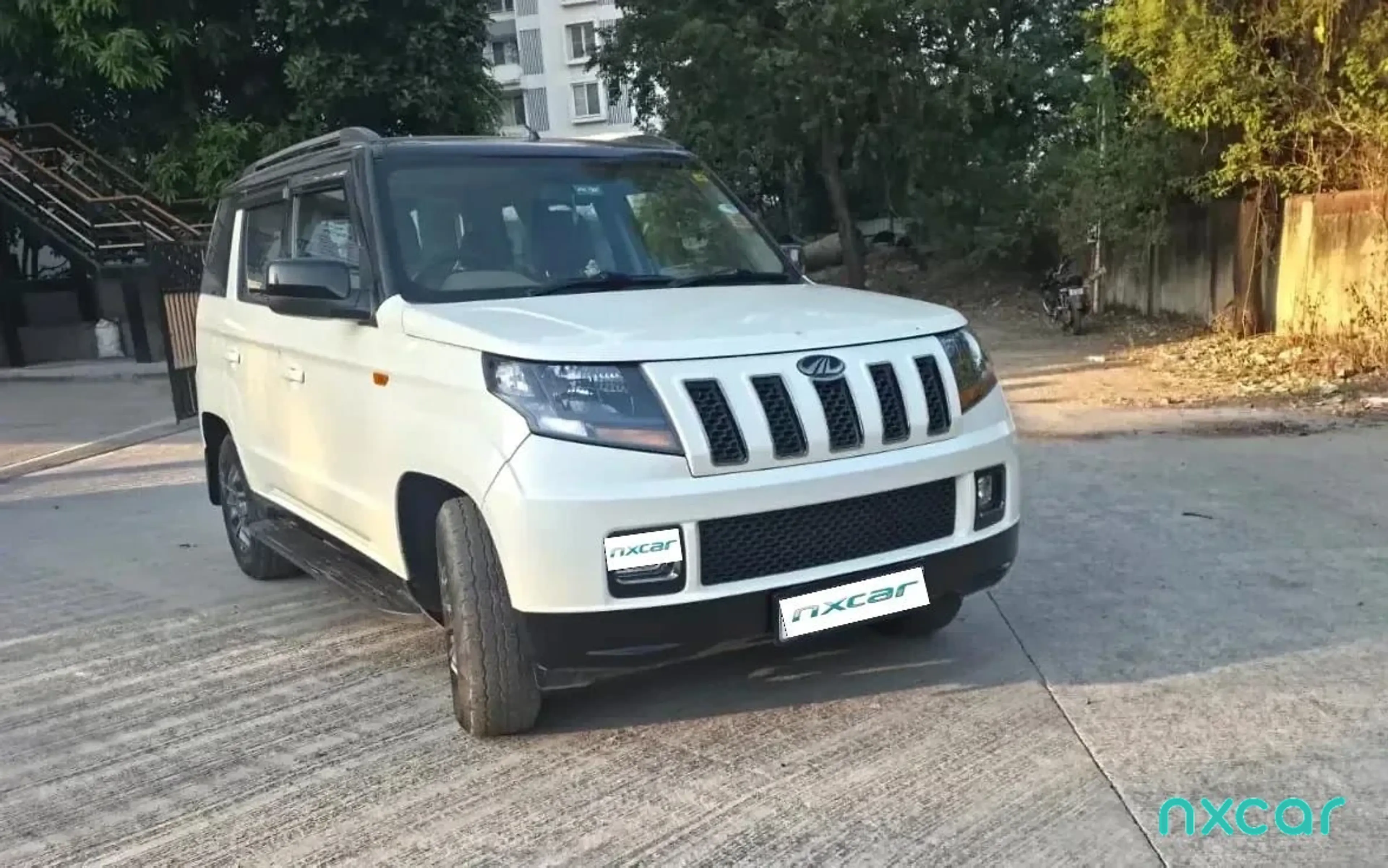 Used Mahindra tuv300 t10-dual-tone2015-2019 for sale on Nxcar